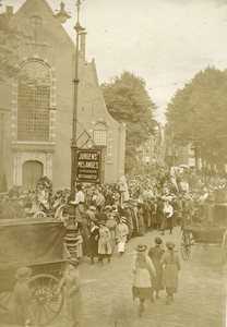 805503 Afbeelding van de optocht op het Janskerkhof te Utrecht ter gelegenheid van het 57e lustrum (285-jarig bestaan) ...